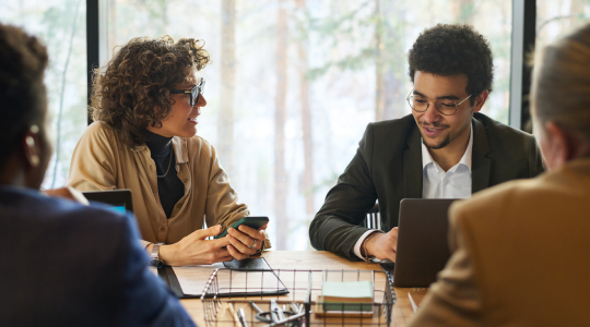 Zwei junge interkulturelle Mitarbeiter bei der Arbeit