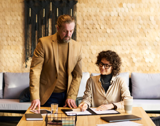 Selbstbewusster Direktor in einem Meeting